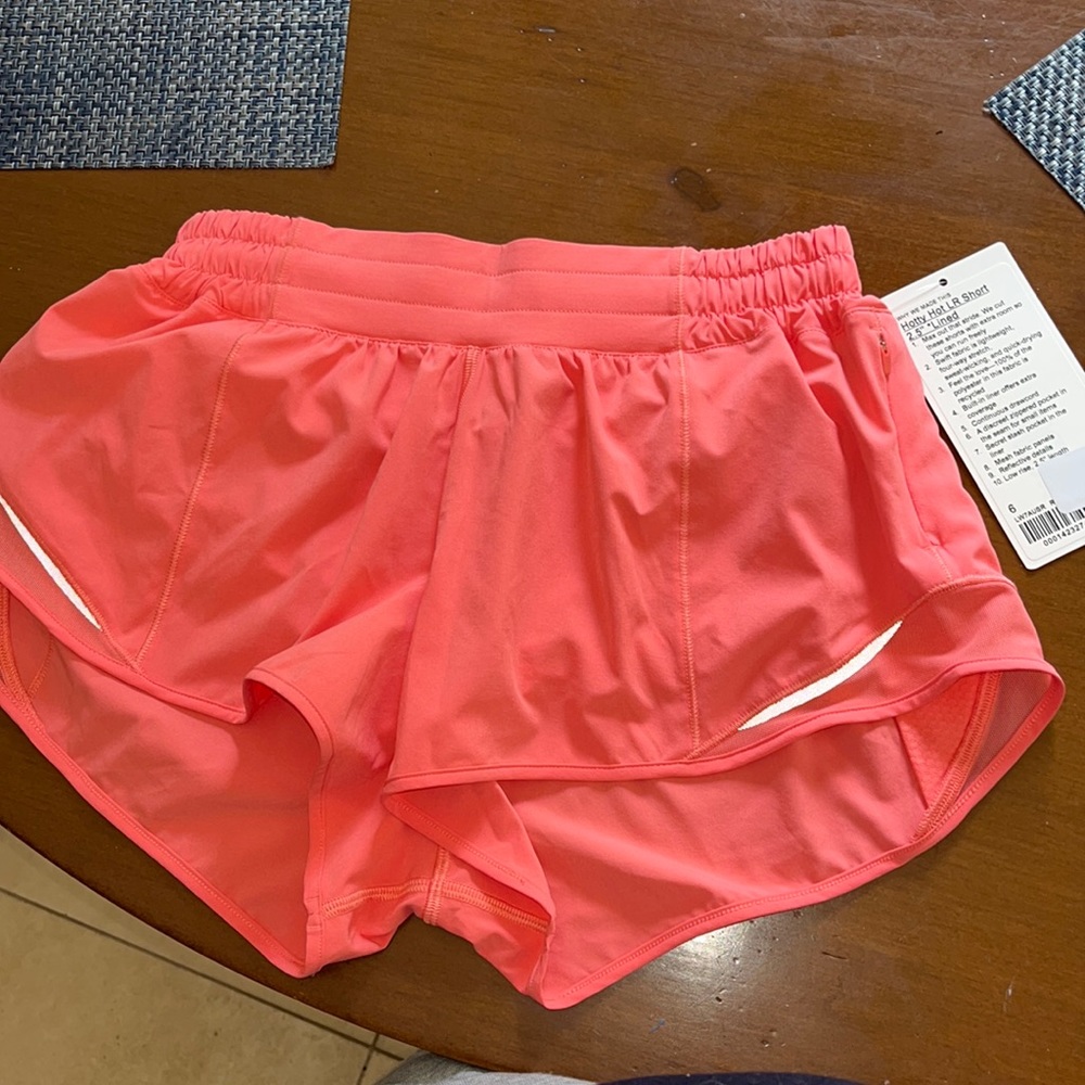 2.5" Lululemon Hotty Hot Shorts Sz 6 NWT